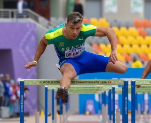 Vinícius de Brito passa para a semifinal dos 110 m com barreiras (Lucas Dantas/CBAt)