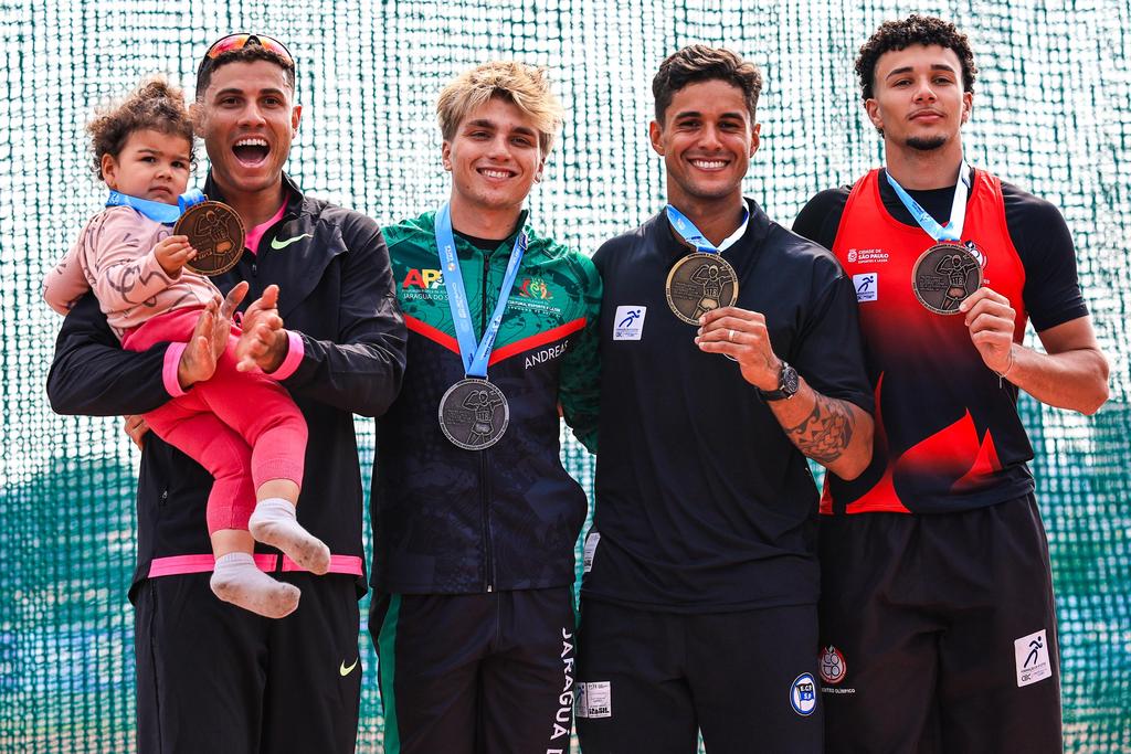 Thiago Braz saltando em São Paulo, no Troféu Brasil