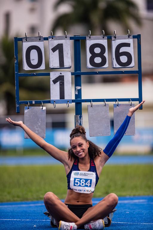 Maria Eduarda Oliveira: ouro e recorde